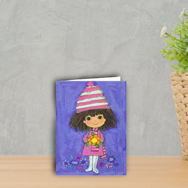 Söt liten flicka med tusenskönas födelsedagskort kort (Cute little girl dressed in pink white boots with flowers on purple notecards.)