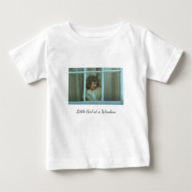 Söt liten flicka på ett fönster t shirt (Framsida)
