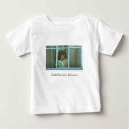 Söt liten flicka vid ett fönster t shirt