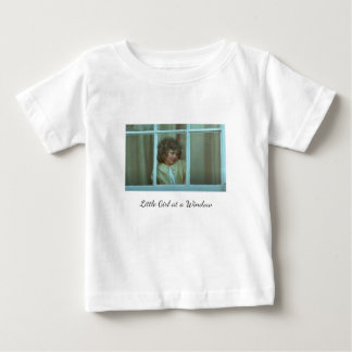 Söt liten flicka vid ett fönster t shirt