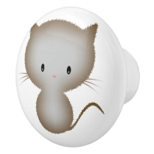 Söt liten grå tabbymask kattunge knopp