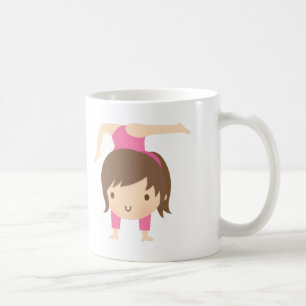 Söt liten gymnastikflicka gymnastikpose kaffemugg
