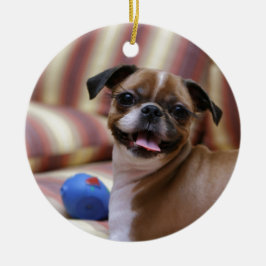 Söt liten hund med sin favoritkula julgransprydnad keramik