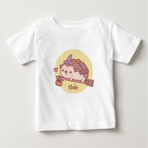 Söt Liten Igelkottshäxa som Flyger på en Kvast T Shirt