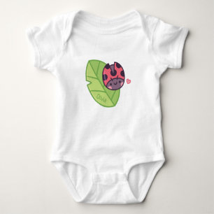 Söt liten nyckelpiga på blad babyflicka t shirt