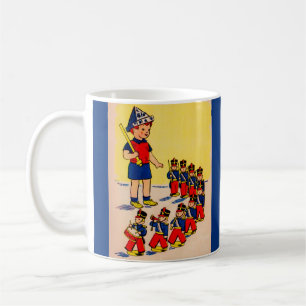 Söt liten pojke med leksak soldater kaffemugg