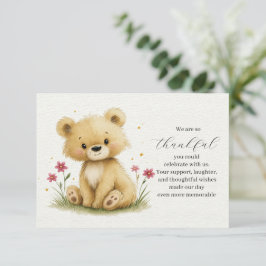 Söt liten teddybjörn i en stjärnig trädgård tack kort