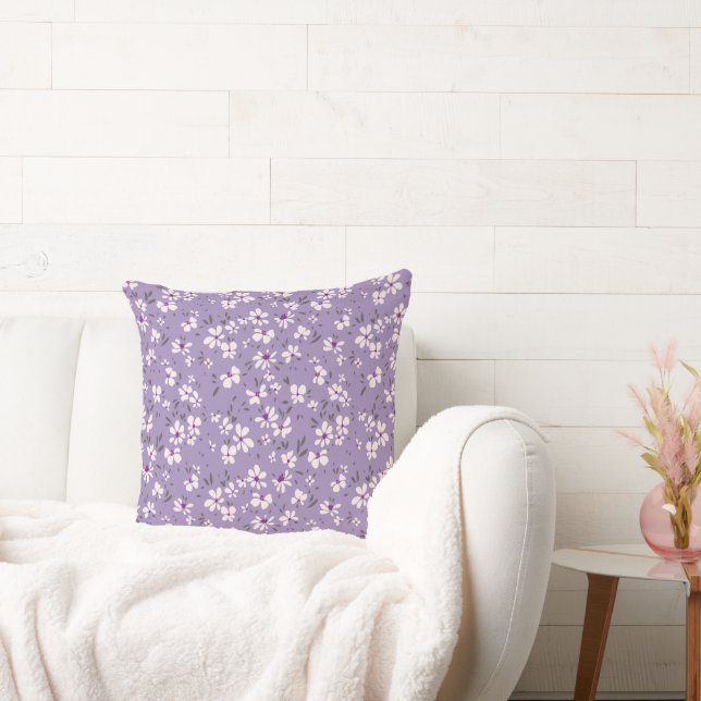 söt liten vit lila blomma med blå bakgrund kudde (Soffa)