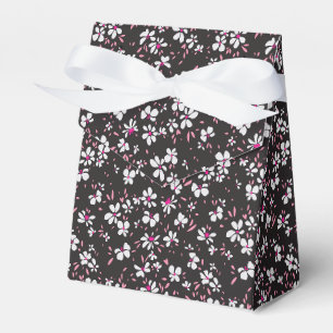 söt liten vit rosa blomma med svart bakgrund presentaskar