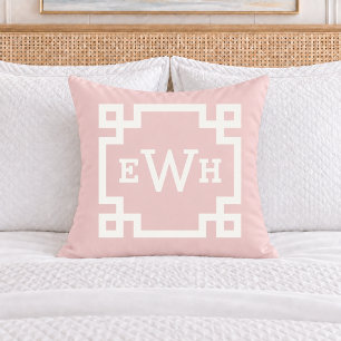 Söt ljusrosa grekisk nyckelmonograminitial kudde