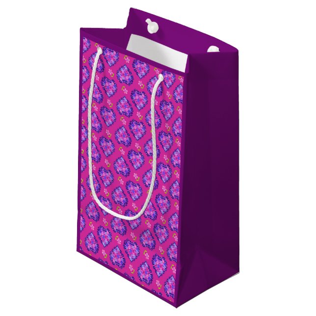 Söt Magenta Hjärtar och Blommor Small Gift Bag (Framsidan Vinklad)
