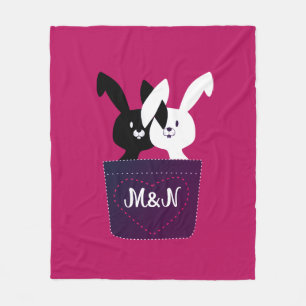 Söt Magenta Svart Och Vit Kärleks Kanin Monogram Fleecefilt