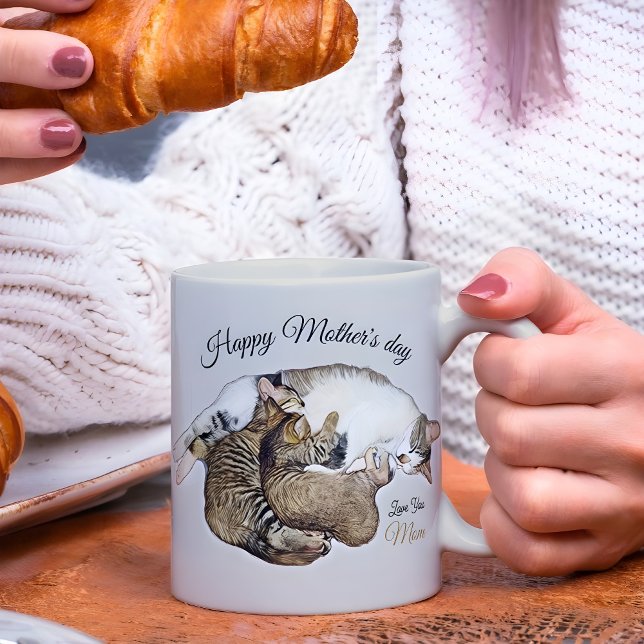 Söt mamma katt ammar sina små kattungar anpassad  kaffemugg (Skapare uppladdad)