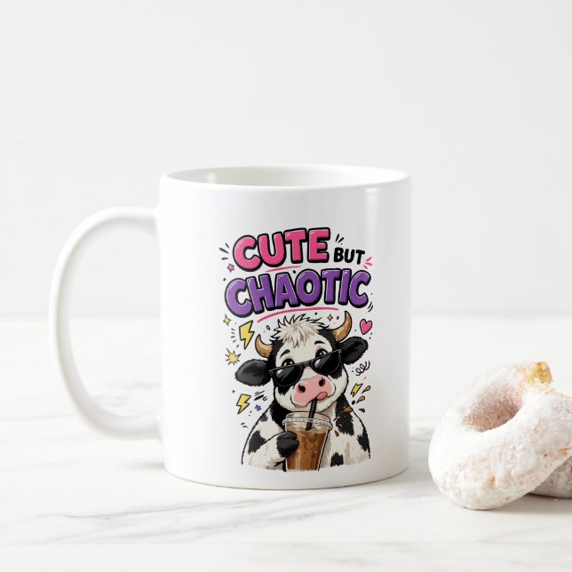 Söt men kaotisk ko med iskaffe kaffemugg (Med munk)