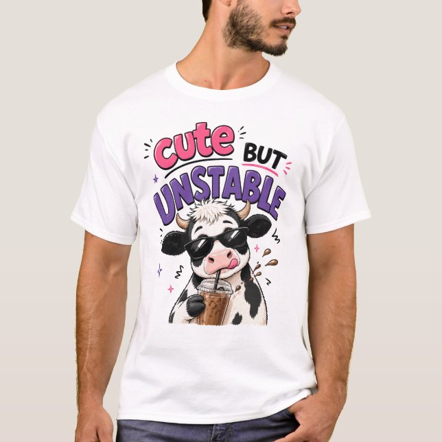 Söt men ostabil ko med iskaffe t shirt (Framsida)