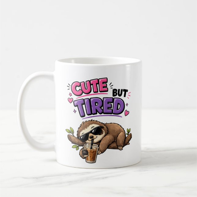Söt men trött sengångare med iskaffe kaffemugg (Vänster)