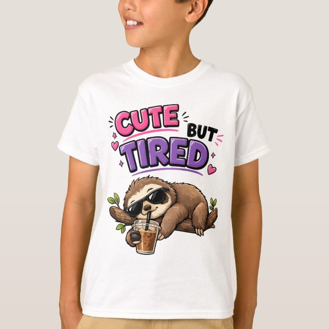 Söt men trött sengångare med iskaffe t shirt (Framsida)