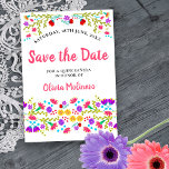Söt Mexikansk fiesta Blommigt Vit och Rosa Spara Datumet<br><div class="desc">Spara datum meddelande-kort som du kan anpassa till kostym valfritt tillfälle. Blommigtens utformning har ett överflöd av söt-mexikanska blommor på framsidan med söt typografi i rosa och vit bakgrund. Mallen är konfigurerad så att du kan anpassa vykortet med ditt speciella datum, ditt tillfälle och ditt namn. Girly, färgstark och perfekt...</div>