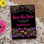 Söt Mexikanska Blommigten Fiesta  Black and Rosa Spara Datumet<br><div class="desc">Spara datum meddelande-kort som du kan anpassa till kostym valfritt tillfälle. Blommigtens utformning har ett överflöd av söt-mexikanska blommor på framsidan med söt typografi i rosa och svart bakgrund. Mallen är konfigurerad så att du kan anpassa vykortet med ditt speciella datum, ditt tillfälle och ditt namn. Girly, färgstark och perfekt...</div>