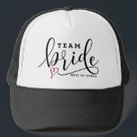 Söt Modern Calligraphy Team Bride Anpassningsbar Keps<br><div class="desc">Truckerkeps för gruppbrider med svart,  modern kalligrafi och rött hjärta. Detta kommer att vara perfekt för möhippor,  möhippor och andra bröllop-evenemang. Anpassa de här hattarna för varje gäst. Denna design finns i andra produkter.</div>