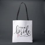Söt Modern Calligraphy Team Bride Personlig Tygkasse<br><div class="desc">Söt Modern Calligraphy Team Personlig Button Tote Bag. Anpassade övertryckt till väskan med svart modern kalligrafi med röd hjärtaccent. Det här blir en perfekt för möhippor och en gåva till brudens sida.</div>