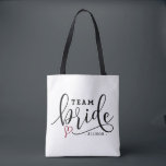 Söt Modern Calligraphy Team Bride Personlig Tygkasse<br><div class="desc">Söt Modern Calligraphy Team Personlig Button Tote Bag. Anpassade övertryckt till väskan med svart modern kalligrafi med röd hjärtaccent. Det här blir en perfekt för möhippor och en gåva till brudens sida.</div>