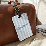 Söt modern personlig kustnära blårandig bagagebricka<br><div class="desc">Res med stil med denna personliga ljusblå bagagetikett med mjuka vertikala ränder och elegant namnbrevstypsnitt. Perfekt för resväskor, helgväskor, handbagage och resväska, denna anpassade etikett ger en fräsch modern utseende samtidigt som den hjälper till att identifiera ditt bagage med lätthet. Det gör en genomtänkt personlig gåva för resenärer, studenter, nygifta...</div>