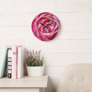 Söt Modern rosa ros nära Stor Klocka