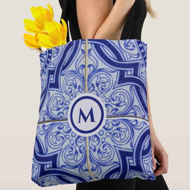 Söt Monogram Blue + White Tile Mönster Tygkasse (Errands won't be boring with this pretty monogram blue and white tile pattern tote bag! )