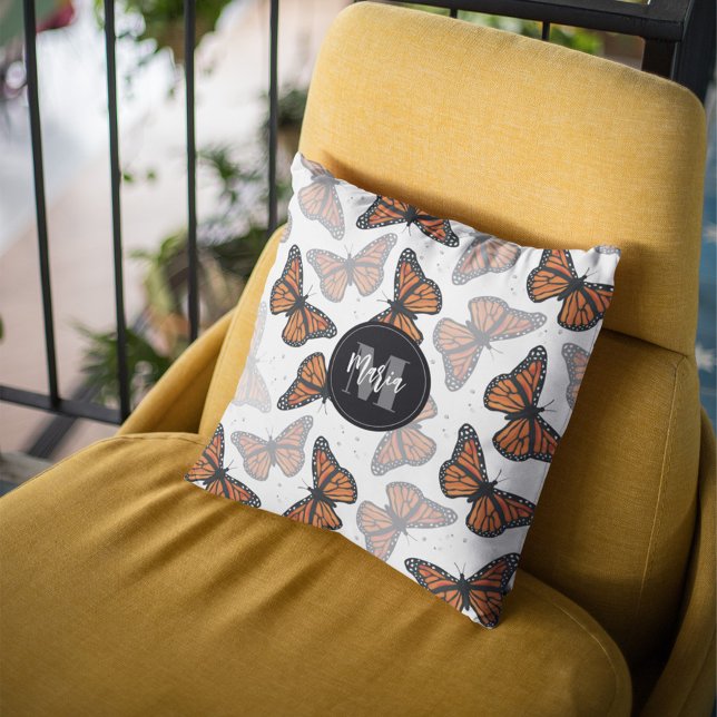 Söt monogram natur fjärilar kudde (Cute monogram butterfly throw pillow with personalized nature-inspired design.)