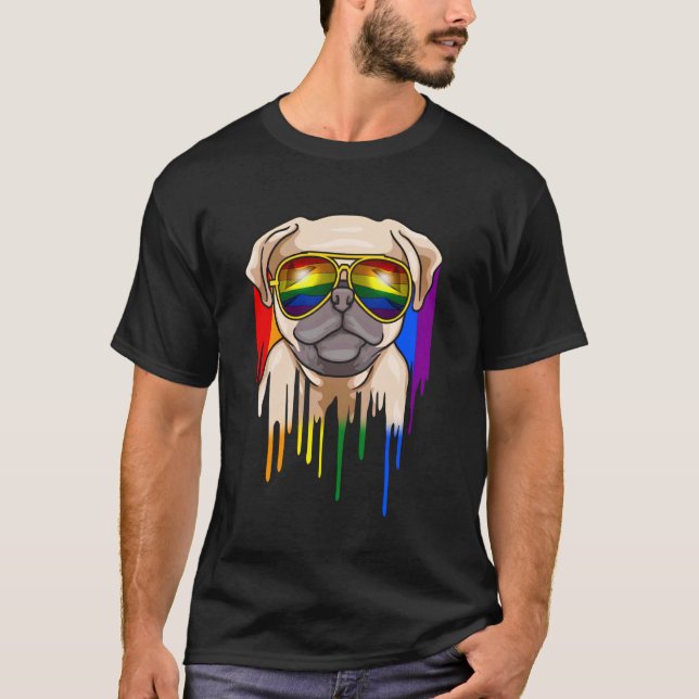 Söt Mops som Bär Solglasögon i Regnbågens Färger T Shirt (Framsida)