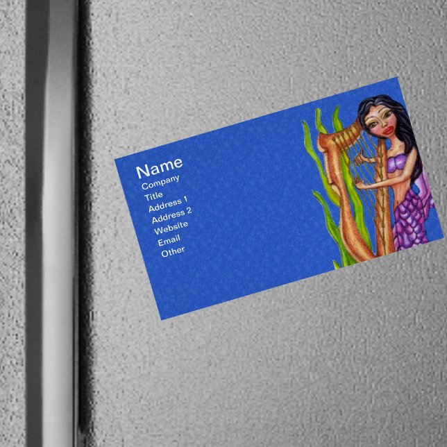 Söt Mörk HÖLL Sjöjungfru för Lila Visitkortmagnet (Mermaid purple tail green seaweed playing harp on dark blue magnetic business cards.)