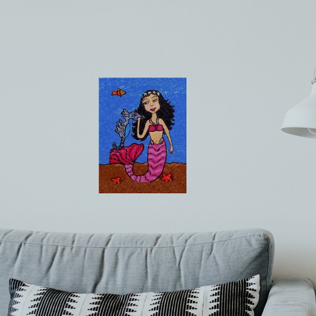 Söt mörkhårig sjöjungfru sjöhästar fisk poster (Cute mermaid pink tail with star fish, seahorse in ocean blue water on wall art poster.)