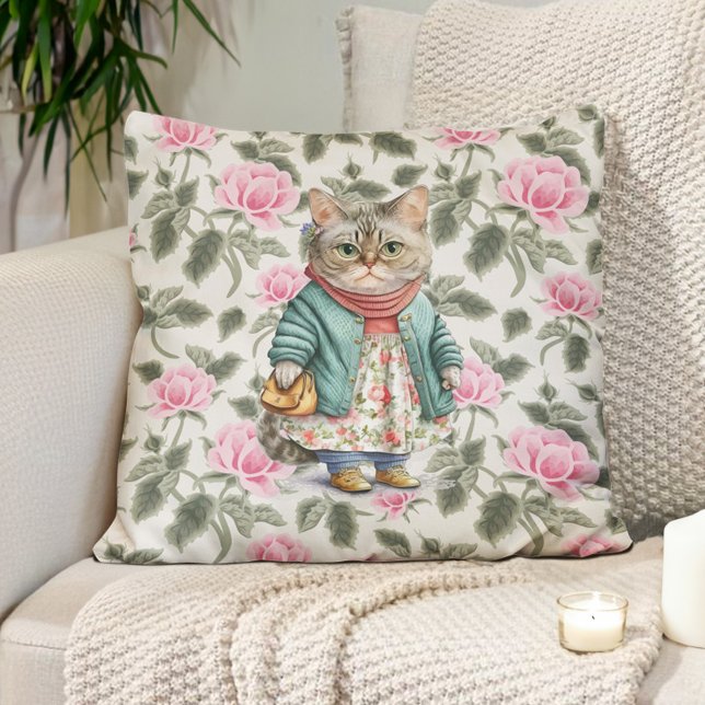 Söt mormorskatt rosa blommig förklädesväst kudde (Cute little old lady cat vintage painting pillow with pretty pink flowers. )