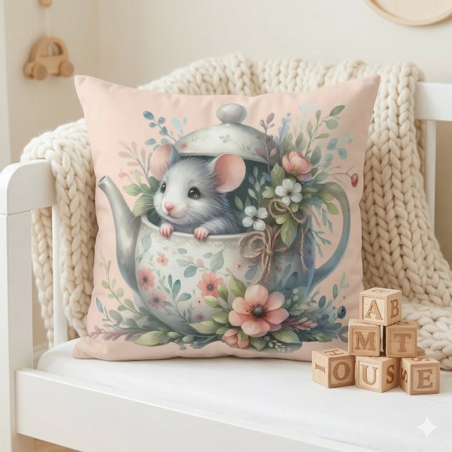 Söt mus i blomsterdekorerad tekanna illustration kudde (Cute Mouse in Floral Teapot Illustration Throw Pillow Mockup A)