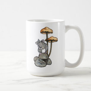 Söt mus som står på stenar, med svamp kaffemugg