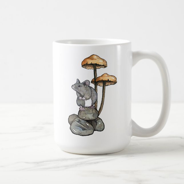 Söt mus som står på stenar, med svamp kaffemugg (Höger)