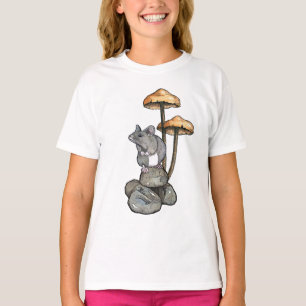 Söt mus som står på stenar, med svamp t shirt