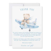 Söt nalle på ett flygplan