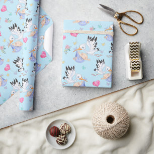 Söt ny babypojke och stork  presentpapper