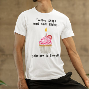 Söt nykterhet: Cupcake med ljus, återhämtningsmynt T Shirt