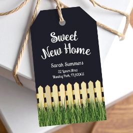 Söt nytt hem med betesstaket och trädgård presentetikett