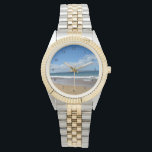 Söt Ocean Tide Beach Vågar Photo Armbandsur<br><div class="desc">Den vackra havsviken älskare är perfekt för sommarlovet vid kusten. Liten blå vinkar rullar upp på en underbar strand under söt moln. Jag har semesterplatser i kärlek.</div>