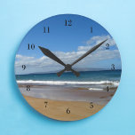 Söt Ocean Tide Rund Klocka<br><div class="desc">Den här vackra klockan är perfekt att dekorera ett sött strandhus. Liten blå vinkar rullar upp på en underbar strand under söt moln. Jag kärlek kusten.</div>