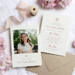 Söt och enkelt Faux Ro Guld Photo Bat mitzvah Inbjudningar<br><div class="desc">Den här enkla och snyggt,  utseendet på ro guld och den vita judiska Bat mitzvah inbjudan har vismisk,  vintage stil-manustypografi och en faux ro guld-stjärna av David. Lägg till hennes foto på framsidan. En elegant,  ett klassiskt minimalistiskt utseende som fortfarande är unikt och trendig.</div>