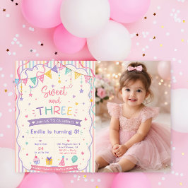 Söt och tre godis sötsaker pastell 3-årsdag inbjudningar
