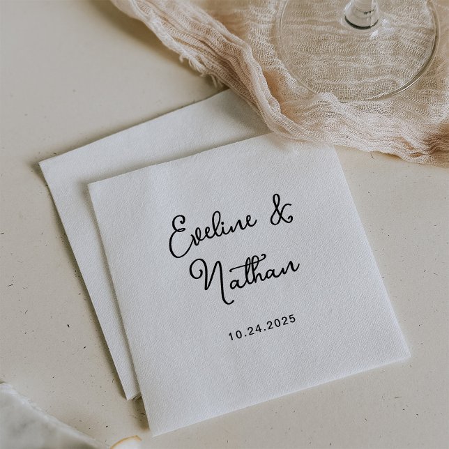 Söt och vismisk | Svartvit Bröllop Pappersservett (Stylish black and white wedding napkins with your names in whimsical script)