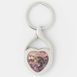 Söt oktoberigelkott med opalhjärta twisted heart silverfärgad nyckelring