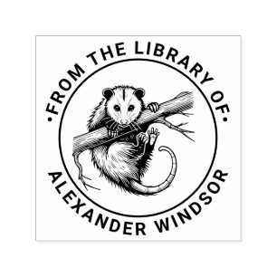 Söt opossum på gren #2 Rundt bibliotek Boknamn Självfärgande Stämpel