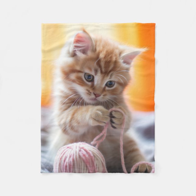 Söt orange kattunge som leker med garn fleecefilt (Framsidan)